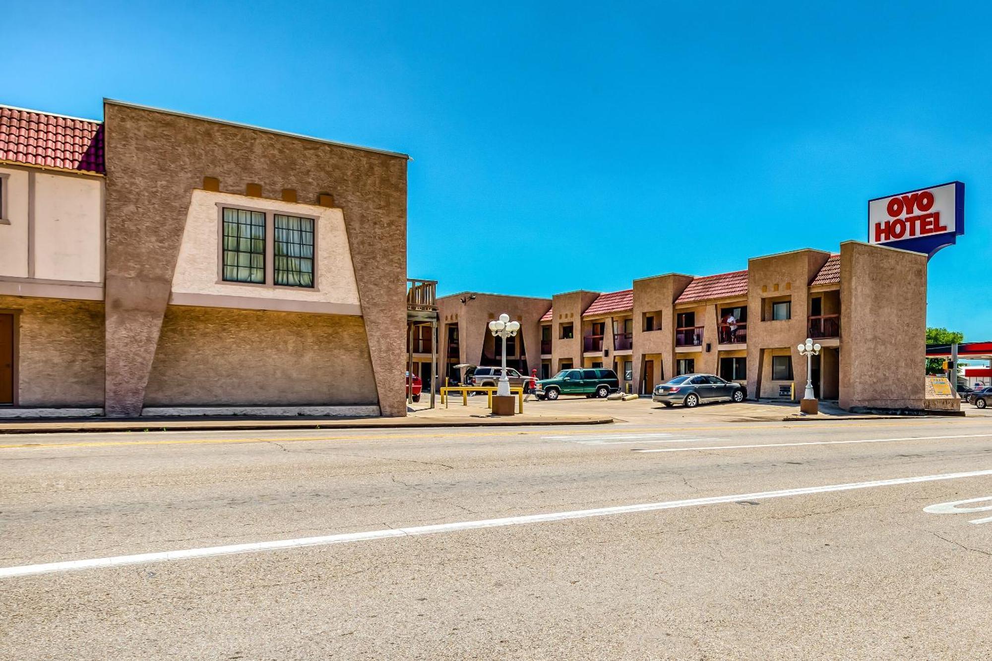 Oyo Hotel Groesbeck Exterior photo